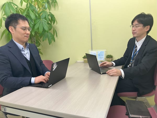 プリザンター導入を推進する森脇様（右）と柴田様（左）